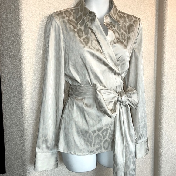 ANN TAYLOR leopard silver/white satin top, wrap front, collar, wide sash. 10 NWT - Picture 1 of 17